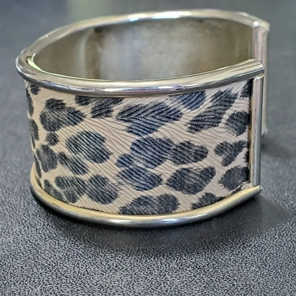 Gold tone textured animal print bracelet 6.75